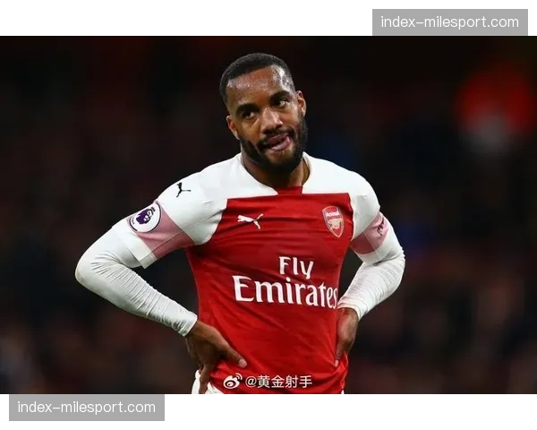 特写：老将回归，前法国国脚拉卡泽特在里昂主场完成生涯第400次出场