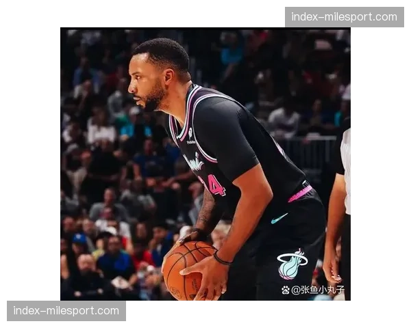 第三节冲突:热火与76人球员发生推搡,三人遭驱逐 第三节冲突:热火与76人球员发生推搡,三人遭驱逐