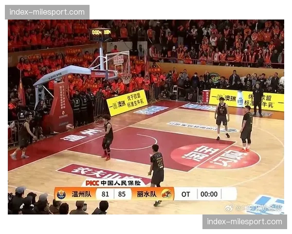 镜头记录:得知另一赛场比分有利于己方,教练组瞬间沸腾庆祝 镜头记录:得知另一赛场比分有利于己方,教练组瞬间沸腾庆祝