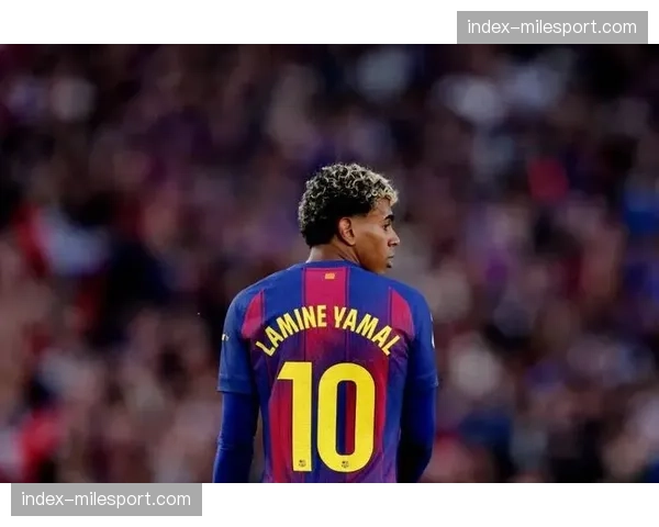 镜头：巴萨小将亚马尔精彩突破后，看台响起梅西歌声